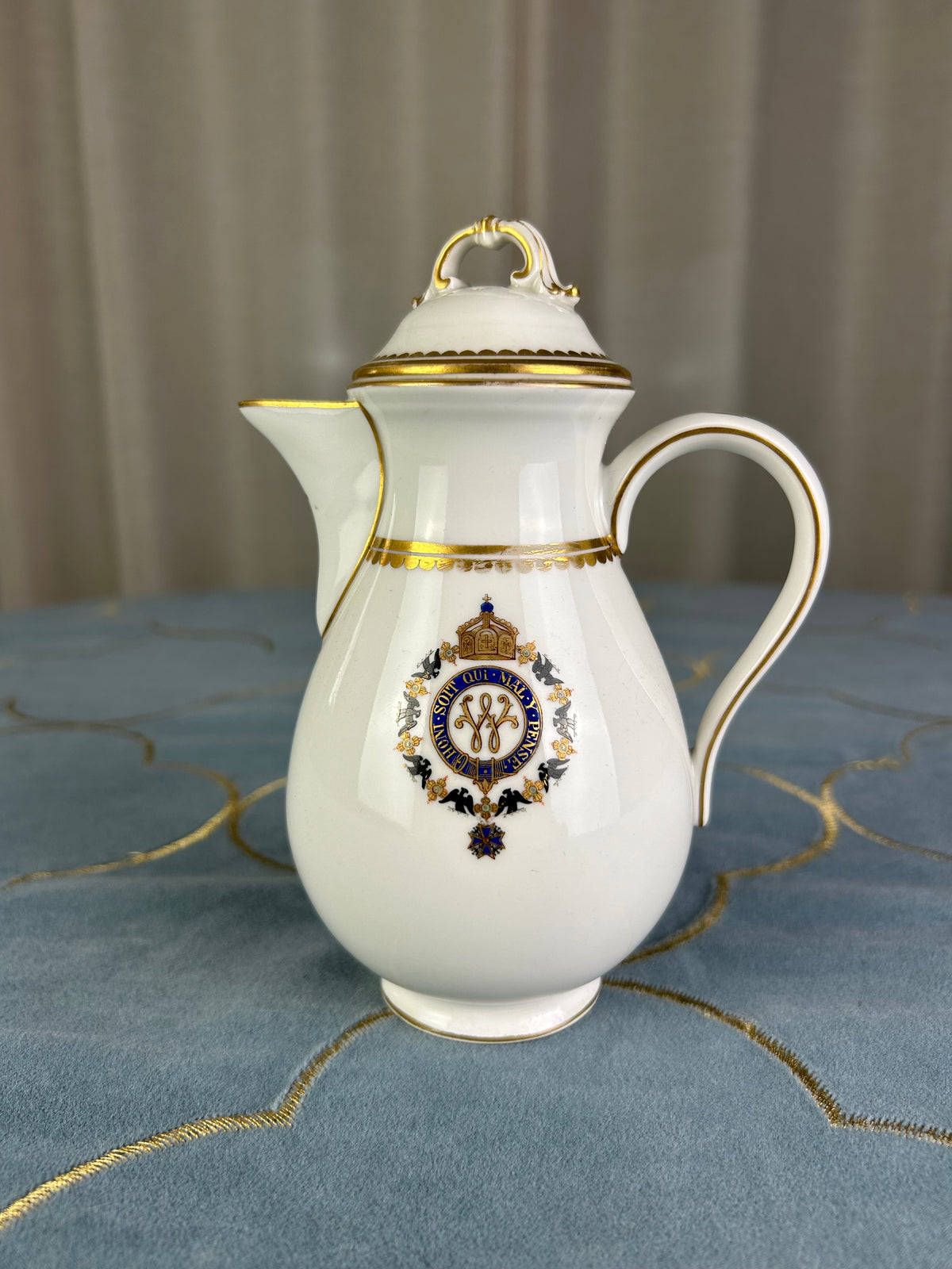 Kaiserliche Mokkakanne mit Deckel von S.M.Y. Hohenzollern, datiert 1908 + 1909 – Porzellan aus dem Besitz  Kaiser Wilhelm II.