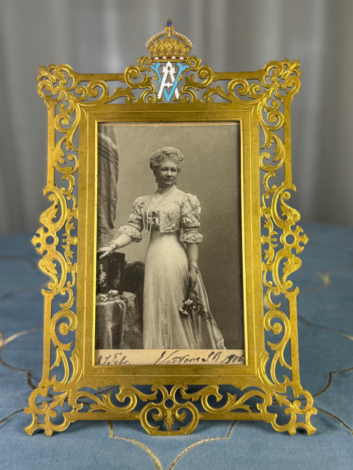 Feuervergoldeter Geschenkrahmen mit Portrait von Kaiserin Auguste Victoria, 1906
