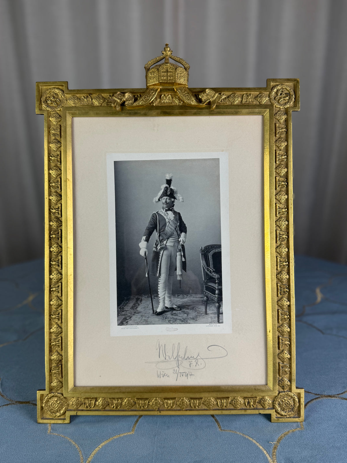 Großer feuervergoldeter Geschenkrahmen mit Widmungsportrait von Kaiser Wilhelm II., 1897