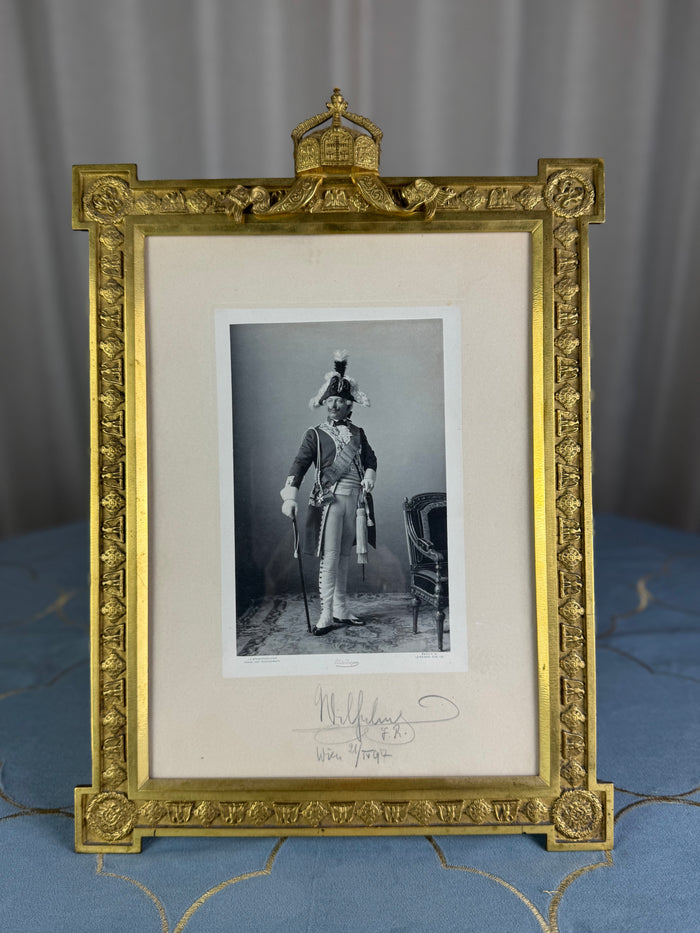 Großer feuervergoldeter Geschenkrahmen mit Widmungsporträt von Kaiser Wilhelm II., 1897