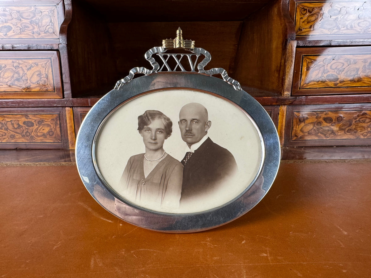 Silberrahmen zur Silberhochzeit von Großherzog Friedrich Franz IV. von Mecklenburg-Schwerin und Alexandra von Hannover, gefertigt von R. Ratfisch