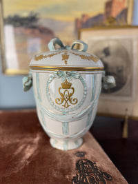 Deckelvase mit Monogramm der Kaiserin Auguste Victoria, KPM Berlin, um 1910