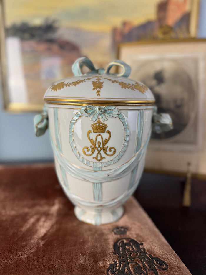Deckelvase mit Monogramm der Kaiserin Auguste Victoria, KPM Berlin, um 1910