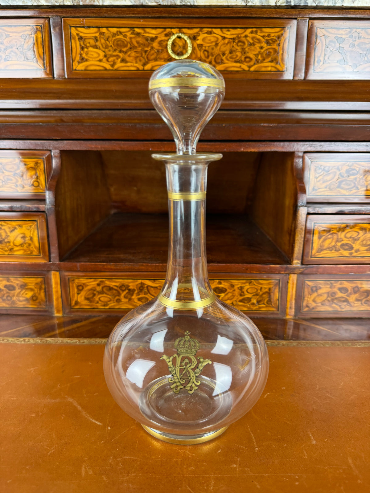 Antike Weinkaraffe der Kaiserzeit mit vergoldetem WR-Monogramm von Kaiser Wilhelm II., originalem Glasstopfen und Goldstaffage