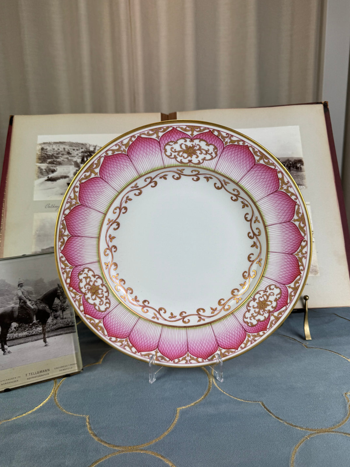 Kaiserliche Servierplatte aus dem Damaskus-Service – Kaiser Wilhelm II., datiert 1906