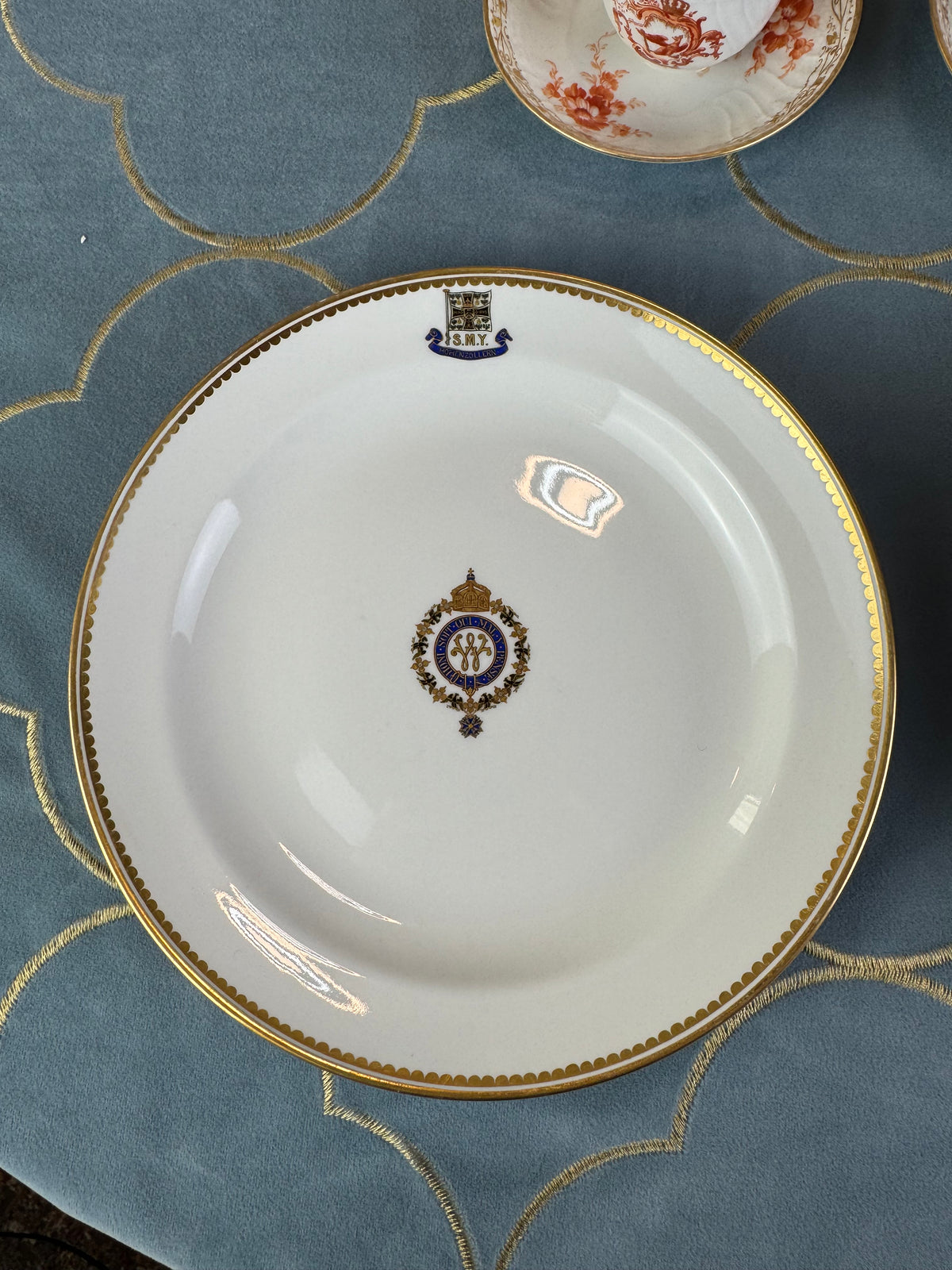 Kaiserlicher Dessertteller von S.M.Y. Hohenzollern, datiert 1899 – Porzellan aus dem Besitz Kaiser Wilhelm II.