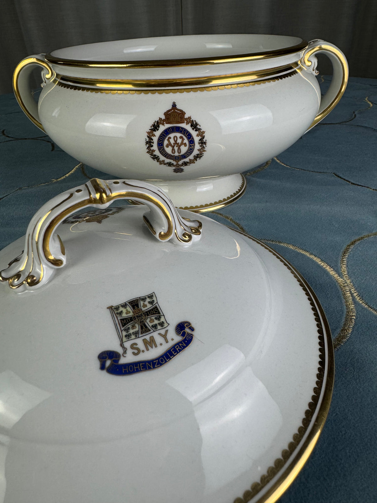 Kaiserliche Suppenterrine mit Deckel von S.M.Y. Hohenzollern, datiert 1911 – Porzellan aus dem Besitz Kaiser Wilhelm II.