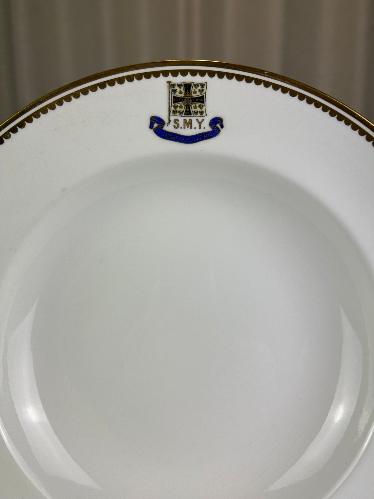 Kaiserlicher Suppenteller von S.M.Y. Hohenzollern, datiert 1899 – Porzellan aus dem Besitz  Kaiser Wilhelm II.