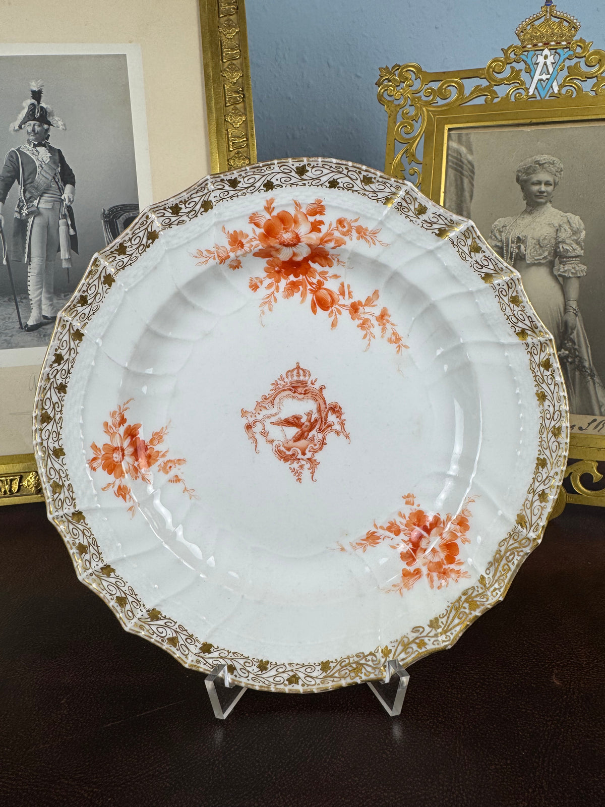 Imperial porcelain Brotteller – Neuosier service, Kaiser Wilhelm II., gold vine‑leaf border