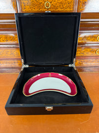 KPM Berlin Halbmondschale mit purpurrotem Fond, Goldstaffage und gekröntem Monogramm EA für Ernst August von Hannover