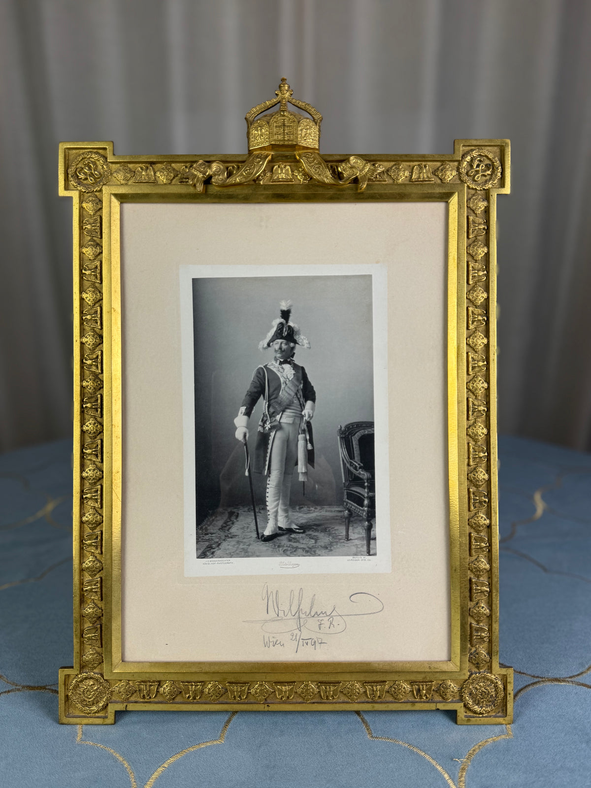 Großer feuervergoldeter Geschenkrahmen mit Widmungsportrait von Kaiser Wilhelm II., 1897