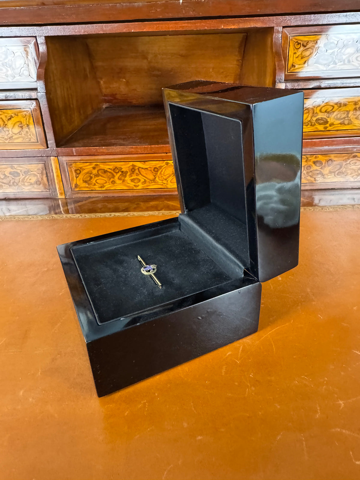 Krawattennadel von Kronprinzessin Cecilie von Preußen in Gold & Emaille