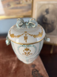 Deckelvase mit Monogramm der Kaiserin Auguste Victoria, KPM Berlin, um 1910