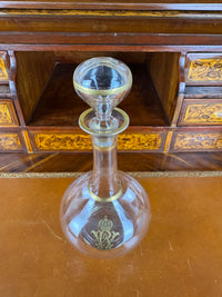 Antike Weinkaraffe der Kaiserzeit mit vergoldetem WR-Monogramm von Kaiser Wilhelm II., originalem Glasstopfen und Goldstaffage