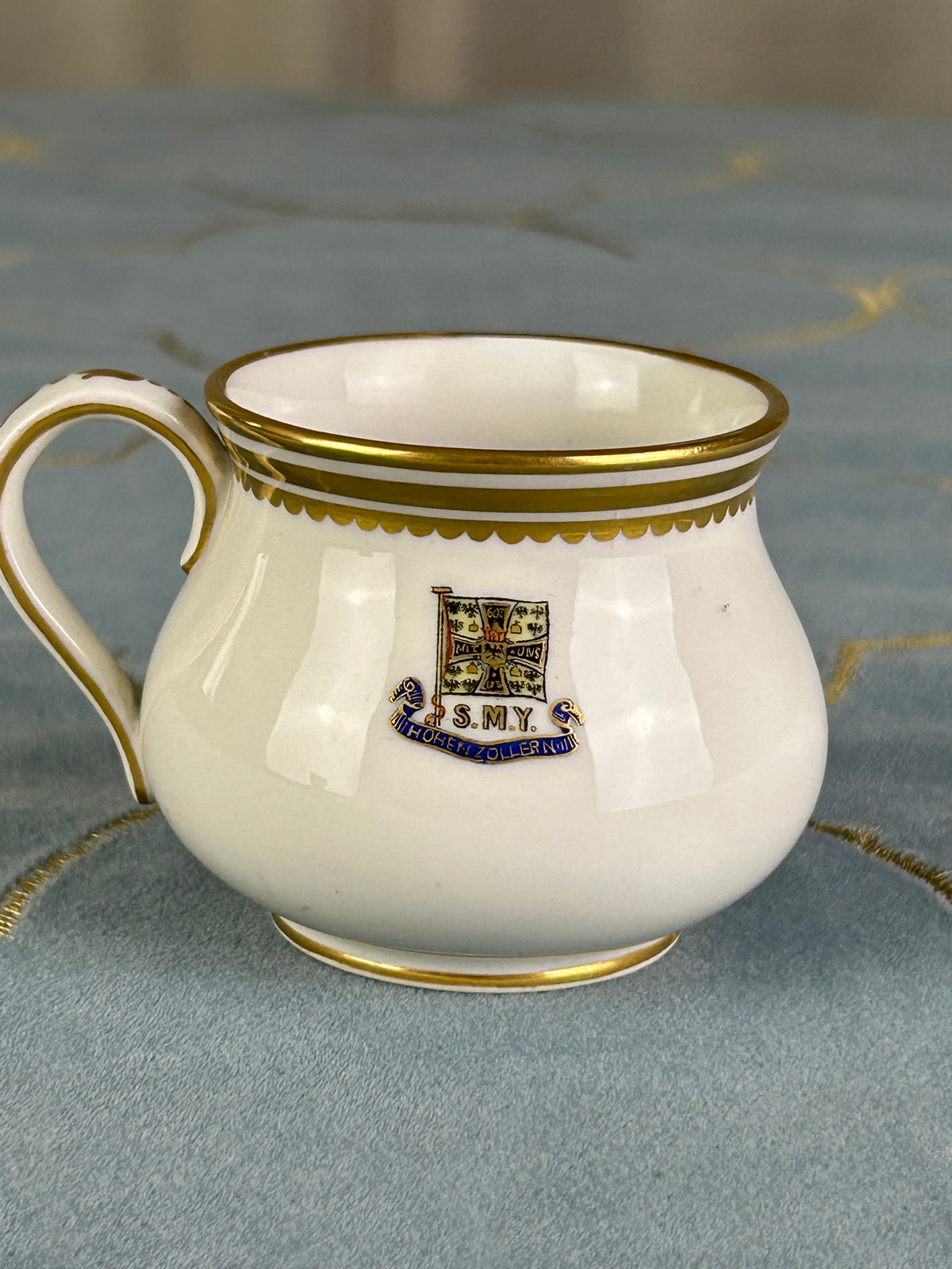 Kaiserliches Sahnekännchen von S.M.Y. Hohenzollern, datiert 1893 – Porzellan aus dem Besitz  Kaiser Wilhelm II.