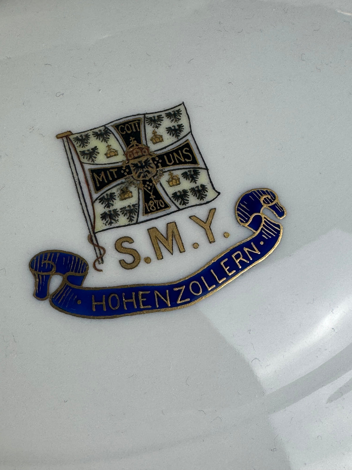 Kaiserliche Suppenterrine mit Deckel von S.M.Y. Hohenzollern, datiert 1911 – Porzellan aus dem Besitz Kaiser Wilhelm II.