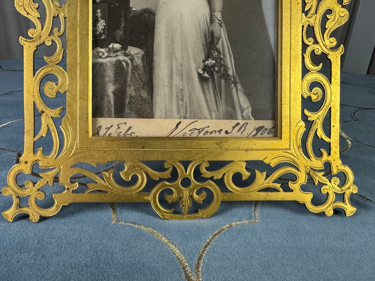 Feuervergoldeter Geschenkrahmen mit Portrait von Kaiserin Auguste Victoria, 1906