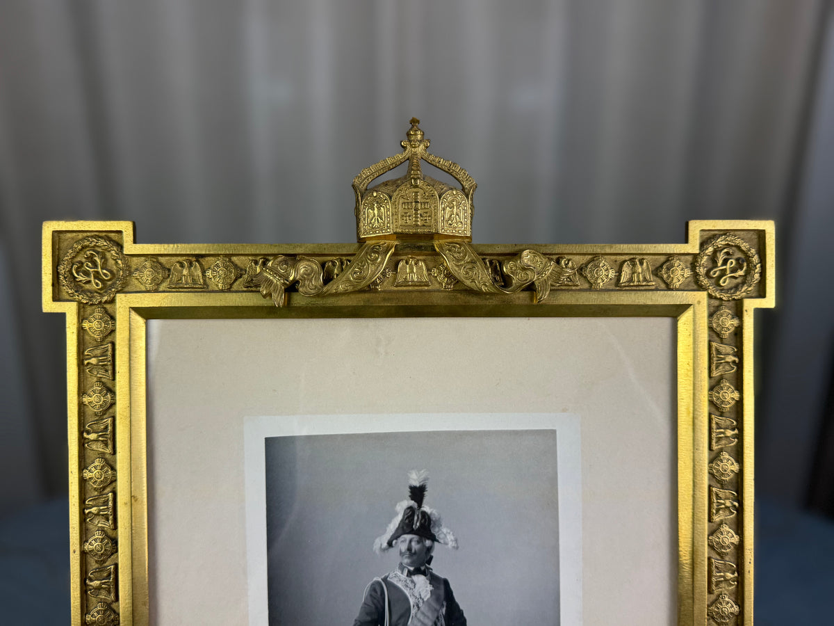 Großer feuervergoldeter Geschenkrahmen mit Widmungsportrait von Kaiser Wilhelm II., 1897