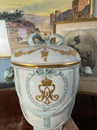 Deckelvase mit Monogramm der Kaiserin Auguste Victoria, KPM Berlin, um 1910