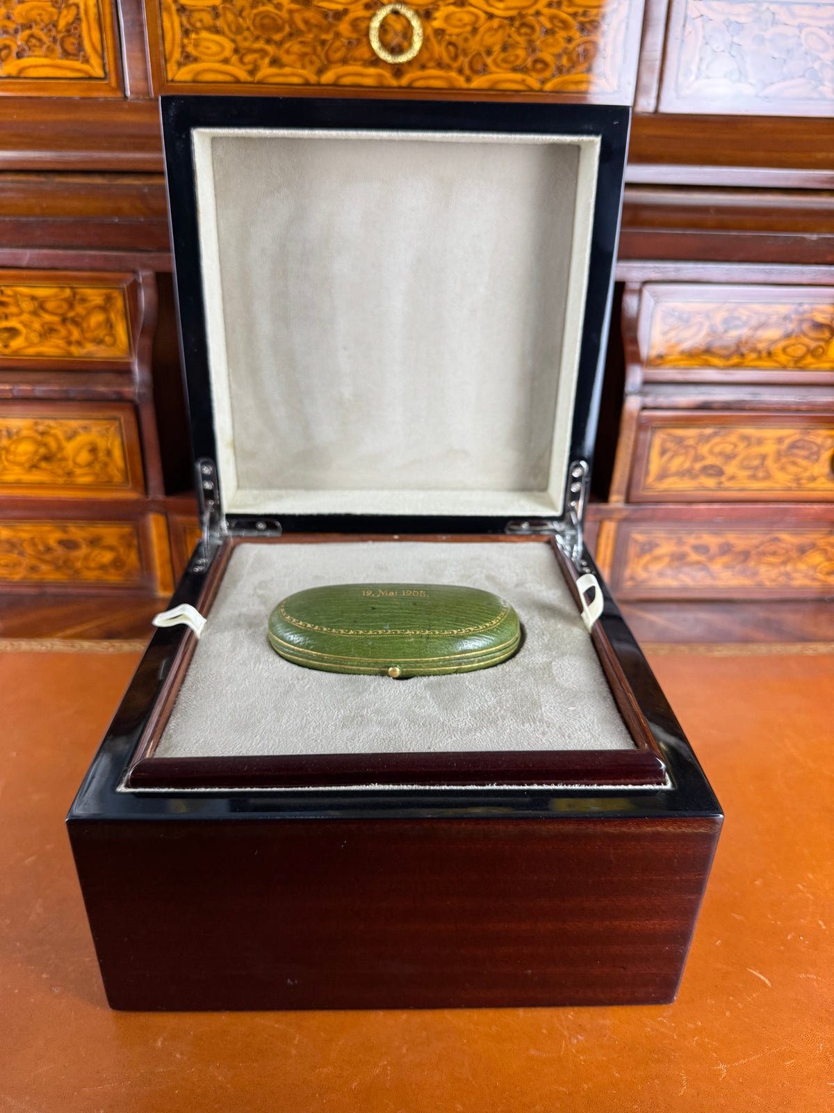 Originale goldene Manschettenknöpfe Kaiser Wilhelm II. mit Monogramm W II, Kaiserkrone, Brillanten und datiertem Originaletui von 1908.