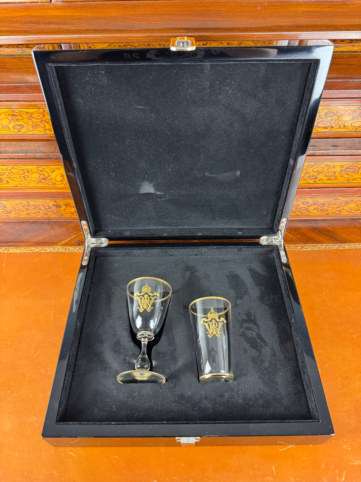 Kaiserliches Wasserglas und Portweinglas Wilhelm II. mit IRW Monogramm und Kaiserkrone in Klavierlackschatulle um 1900