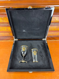 Kaiserliches Wasserglas und Portweinglas Wilhelm II. mit IRW Monogramm und Kaiserkrone in Klavierlackschatulle um 1900
