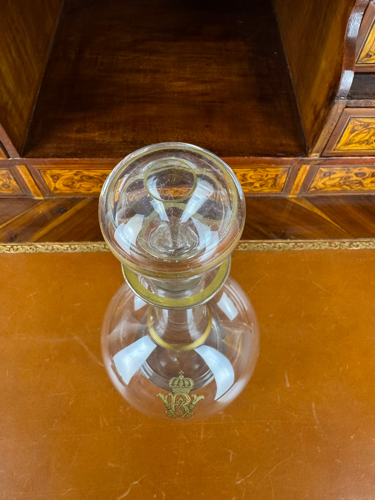 Antike Weinkaraffe der Kaiserzeit mit vergoldetem WR-Monogramm von Kaiser Wilhelm II., originalem Glasstopfen und Goldstaffage