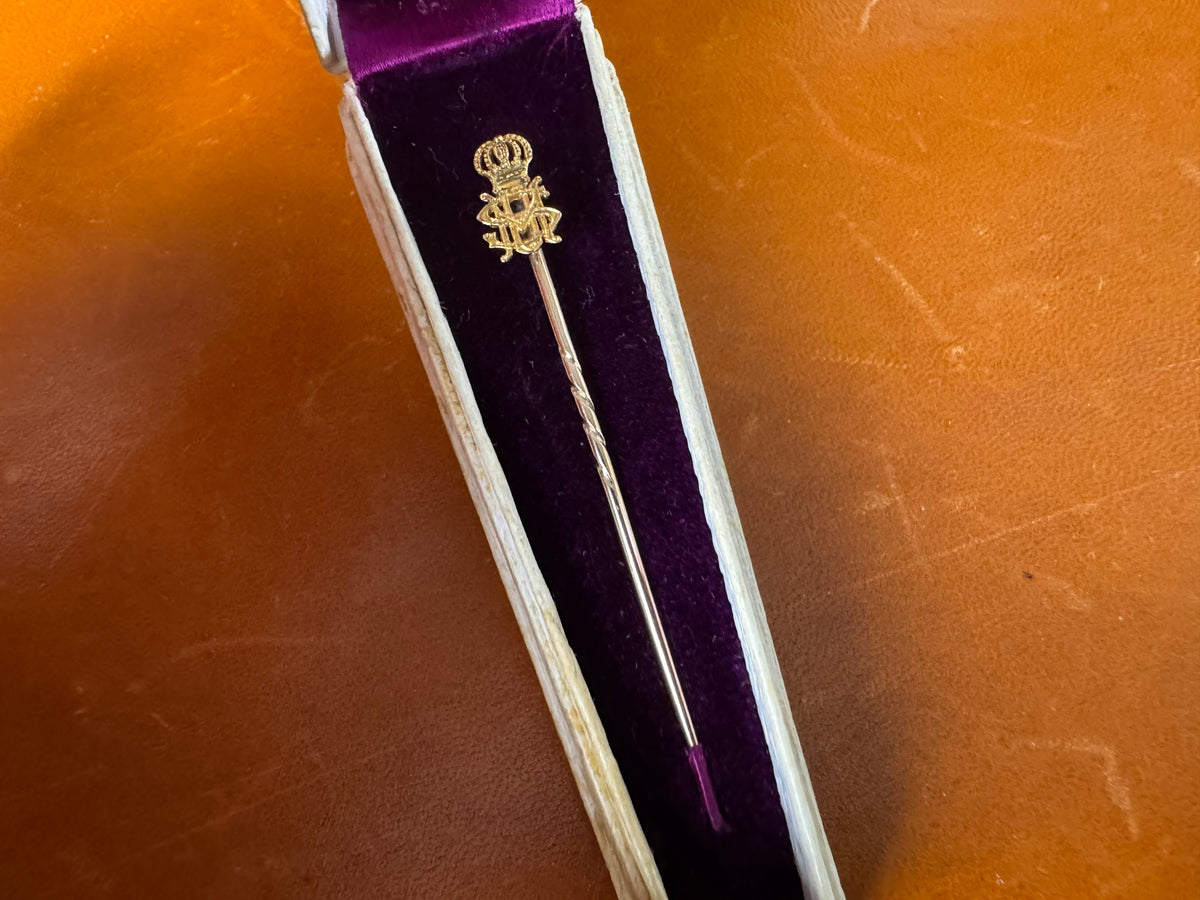 Anstecknadel aus 585 Gold mit Monogramm VSM unter Krone im Etui von Hofgoldarbeiter Carl Bleyer Meiningen, um 1890