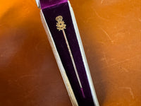 Anstecknadel aus 585 Gold mit Monogramm VSM unter Krone im Etui von Hofgoldarbeiter Carl Bleyer Meiningen, um 1890