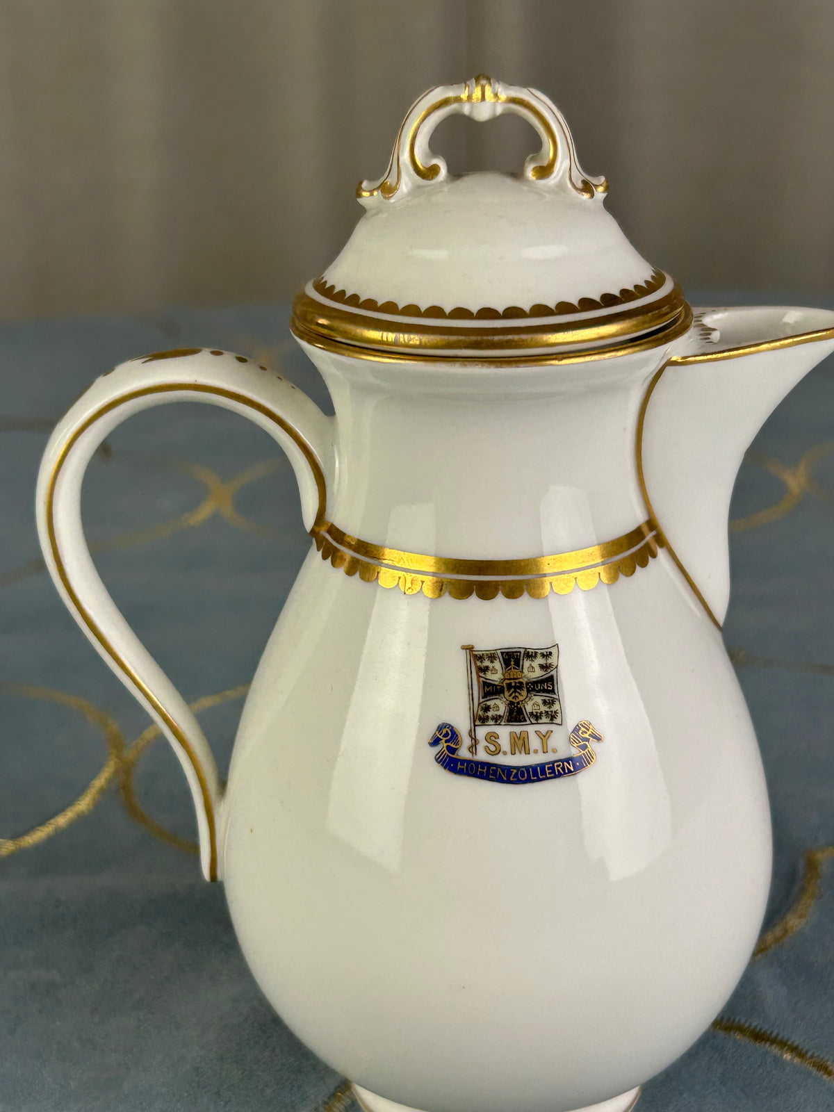 Kaiserliche Mokkakanne mit Deckel von S.M.Y. Hohenzollern, datiert 1908 + 1909 – Porzellan aus dem Besitz  Kaiser Wilhelm II.
