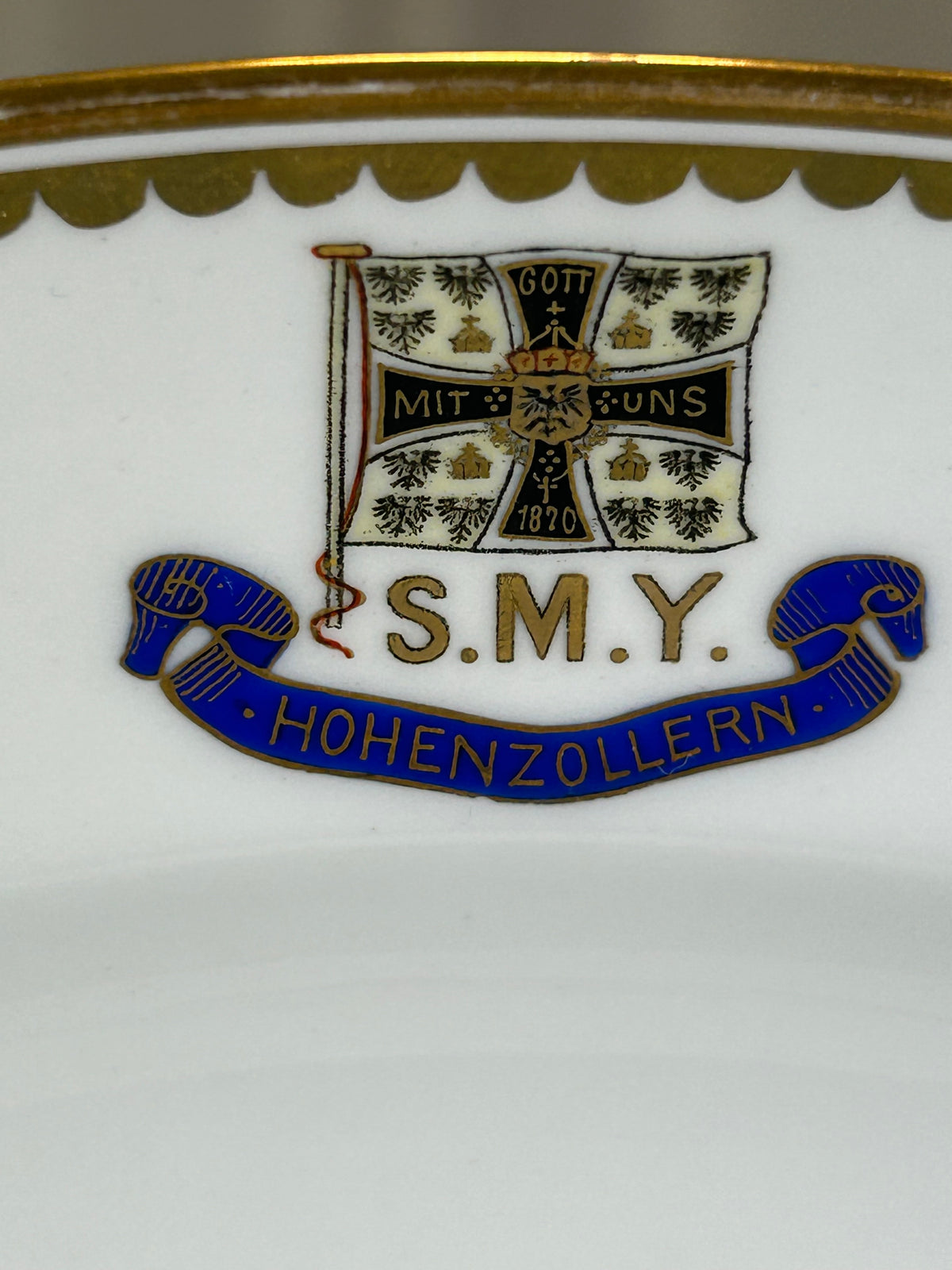 Kaiserliche große Servierplatte von S.M.Y. Hohenzollern, datiert 1906 – Porzellan aus dem Besitz  Kaiser Wilhelm II.