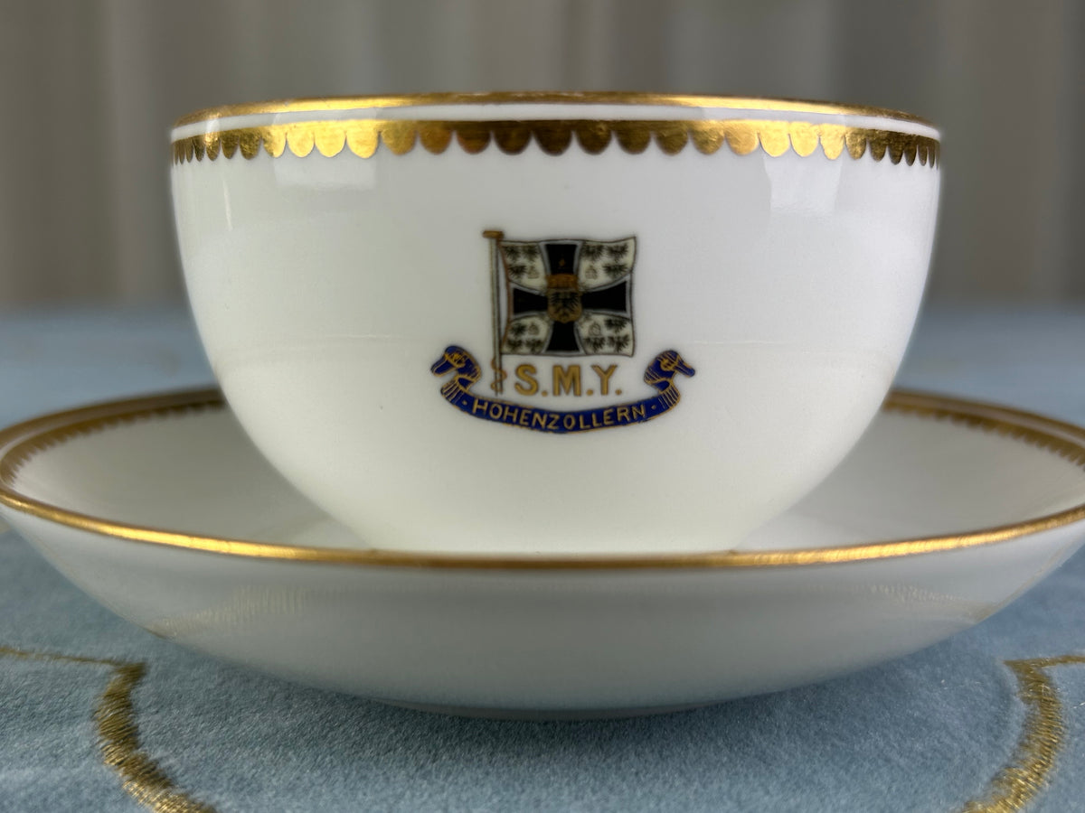 Kaiserliche Tasse mit Untertasse von S.M.Y. Hohenzollern, datiert 1900 + 1911 – Porzellan aus dem Besitz  Kaiser Wilhelm II.
