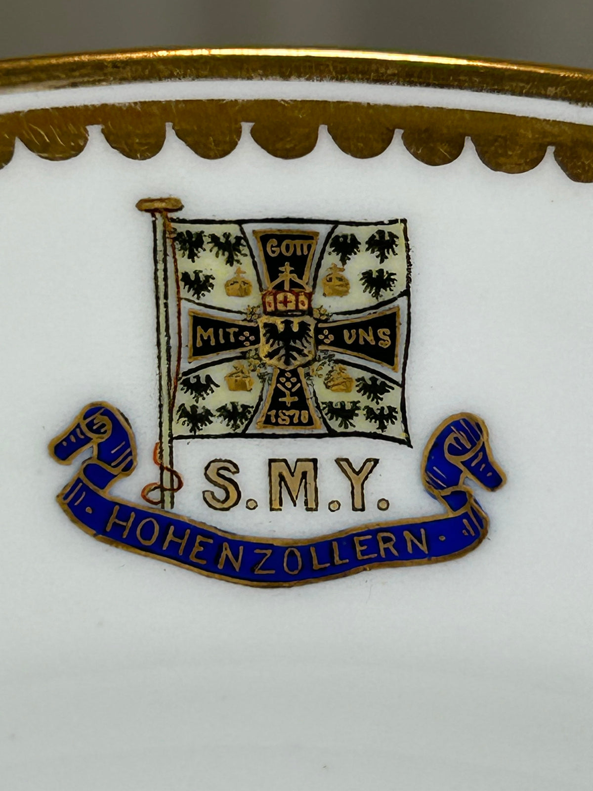 Kaiserlicher Brotteller von S.M.Y. Hohenzollern, datiert 1913 – Porzellan aus dem Besitz Kaiser Wilhelm II.