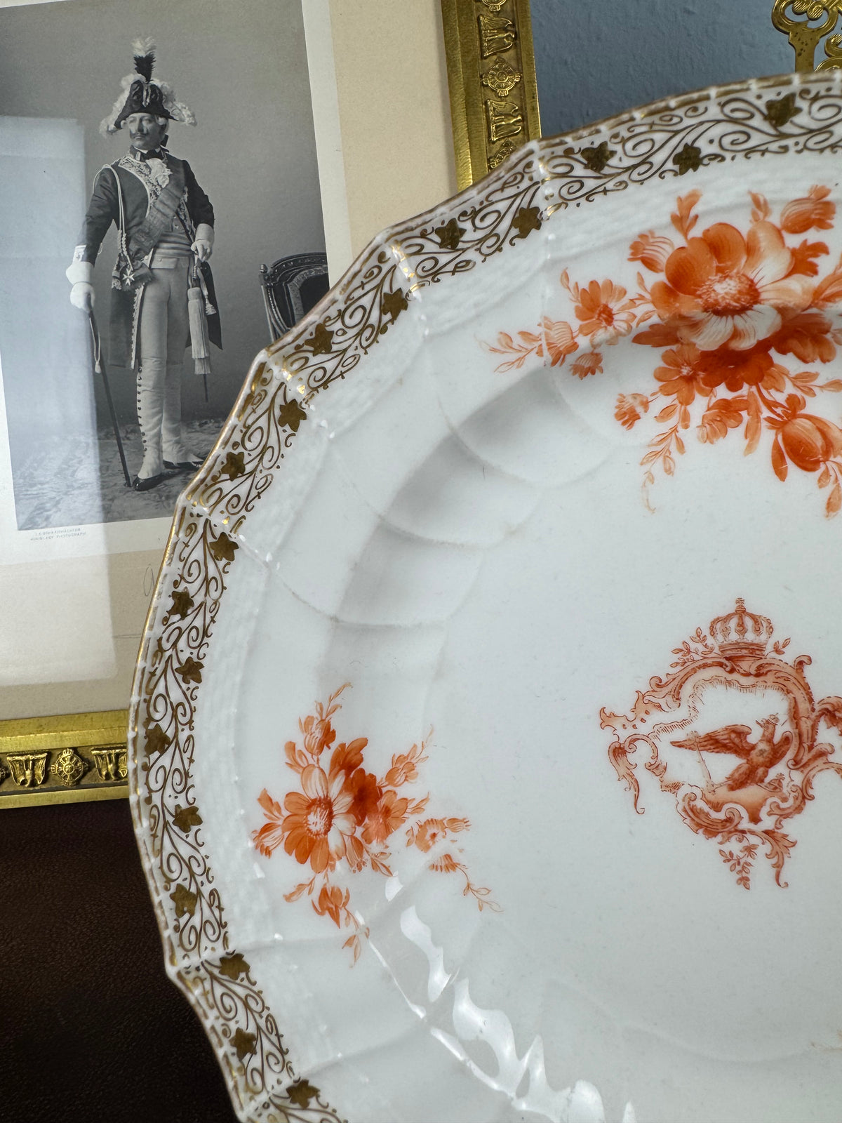 Imperial porcelain Brotteller – Neuosier service, Kaiser Wilhelm II., gold vine‑leaf border
