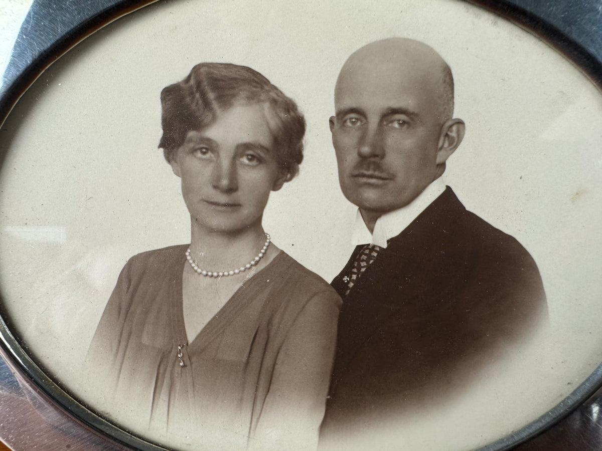 Silberrahmen zur Silberhochzeit von Großherzog Friedrich Franz IV. von Mecklenburg-Schwerin und Alexandra von Hannover, gefertigt von R. Ratfisch