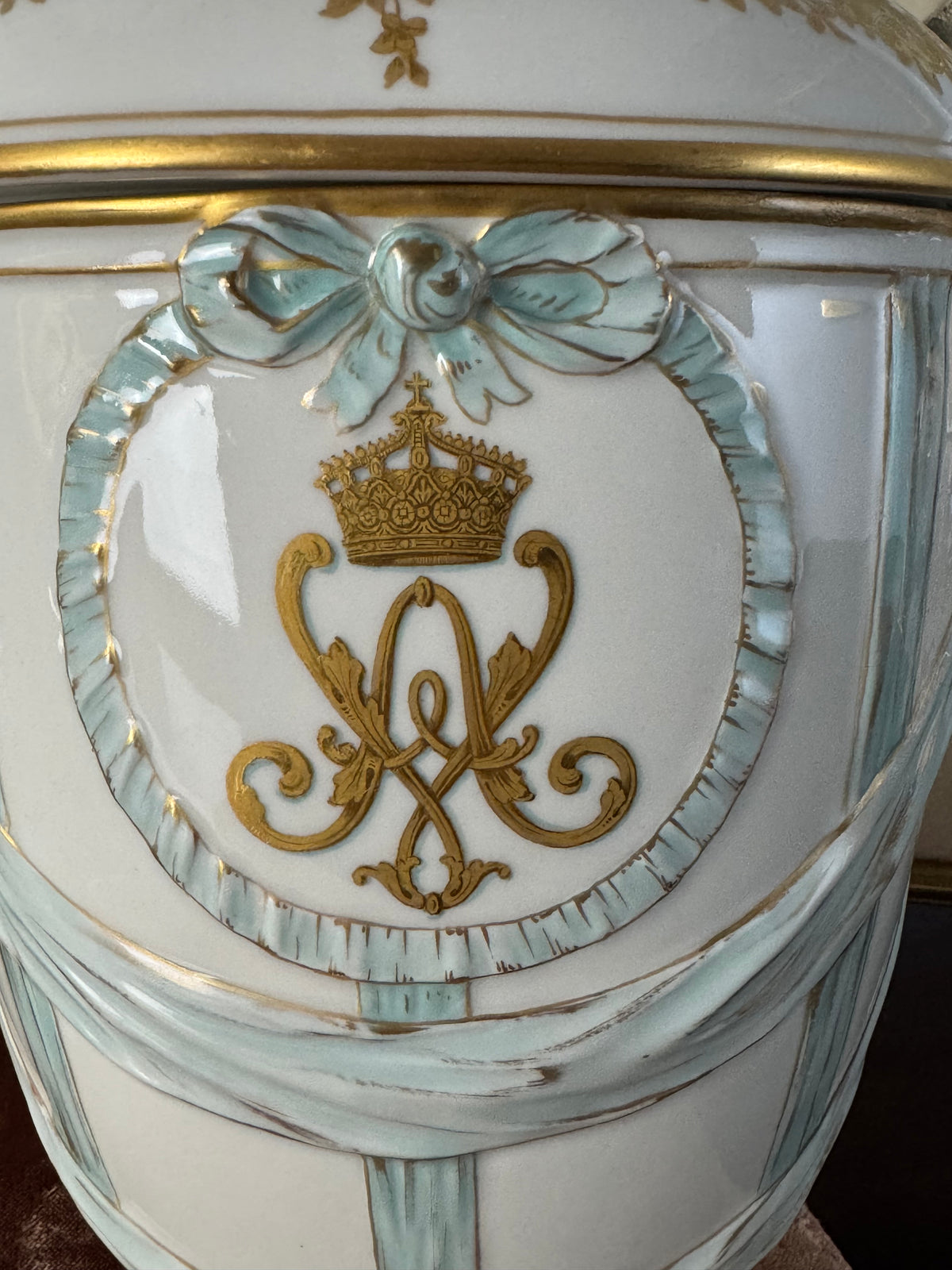 Deckelvase mit Monogramm der Kaiserin Auguste Victoria, KPM Berlin, um 1910