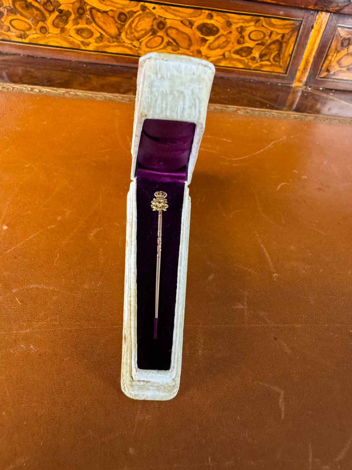 Anstecknadel aus 585 Gold mit Monogramm VSM unter Krone im Etui von Hofgoldarbeiter Carl Bleyer Meiningen, um 1890