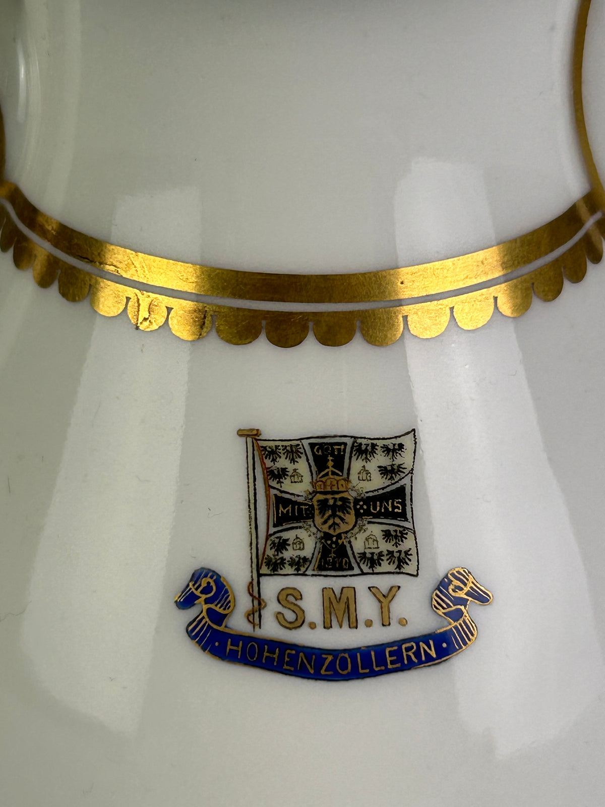 Kaiserliche Mokkakanne mit Deckel von S.M.Y. Hohenzollern, datiert 1908 + 1909 – Porzellan aus dem Besitz  Kaiser Wilhelm II.