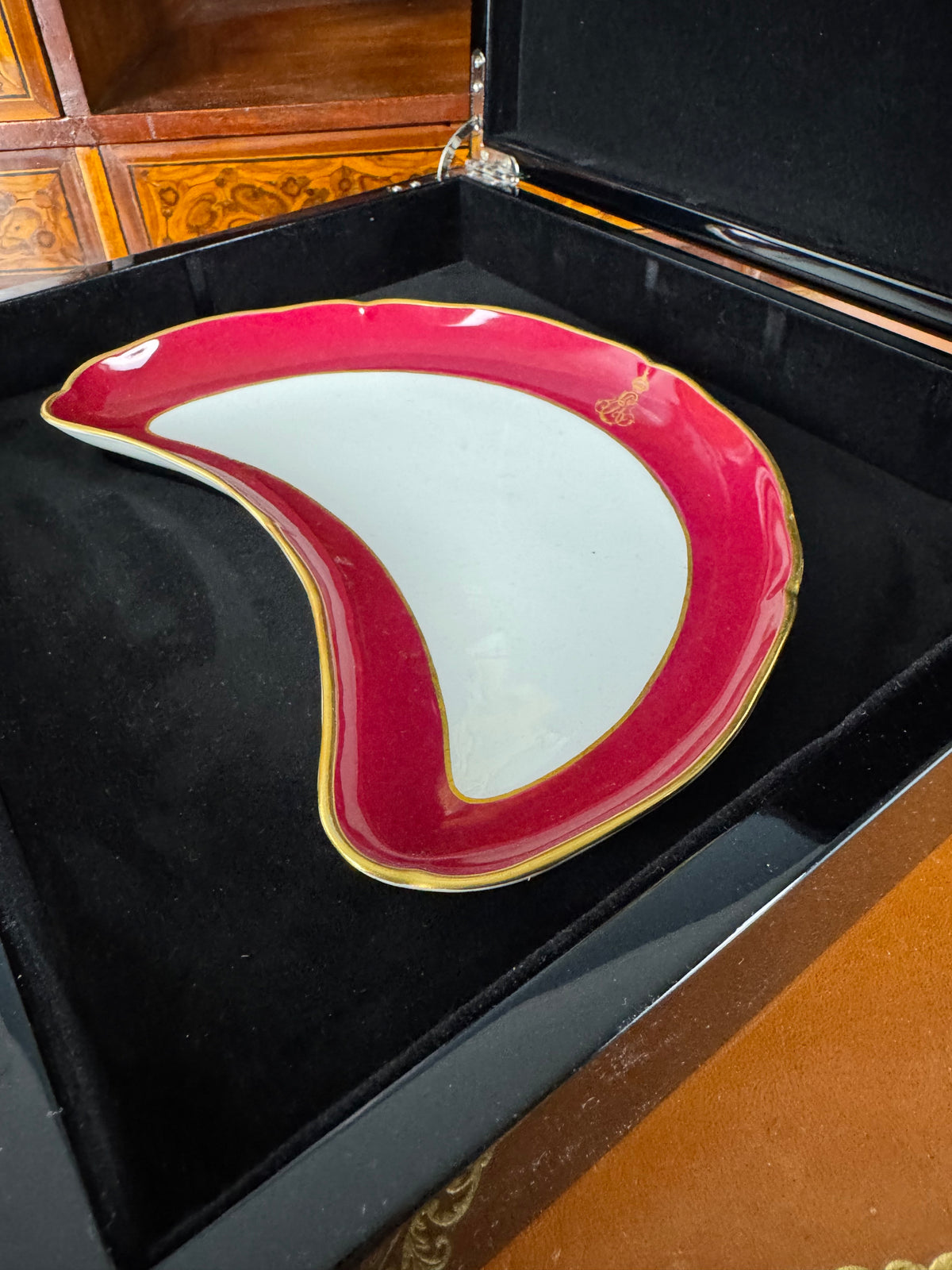 KPM Berlin Halbmondschale mit purpurrotem Fond, Goldstaffage und gekröntem Monogramm EA für Ernst August von Hannover