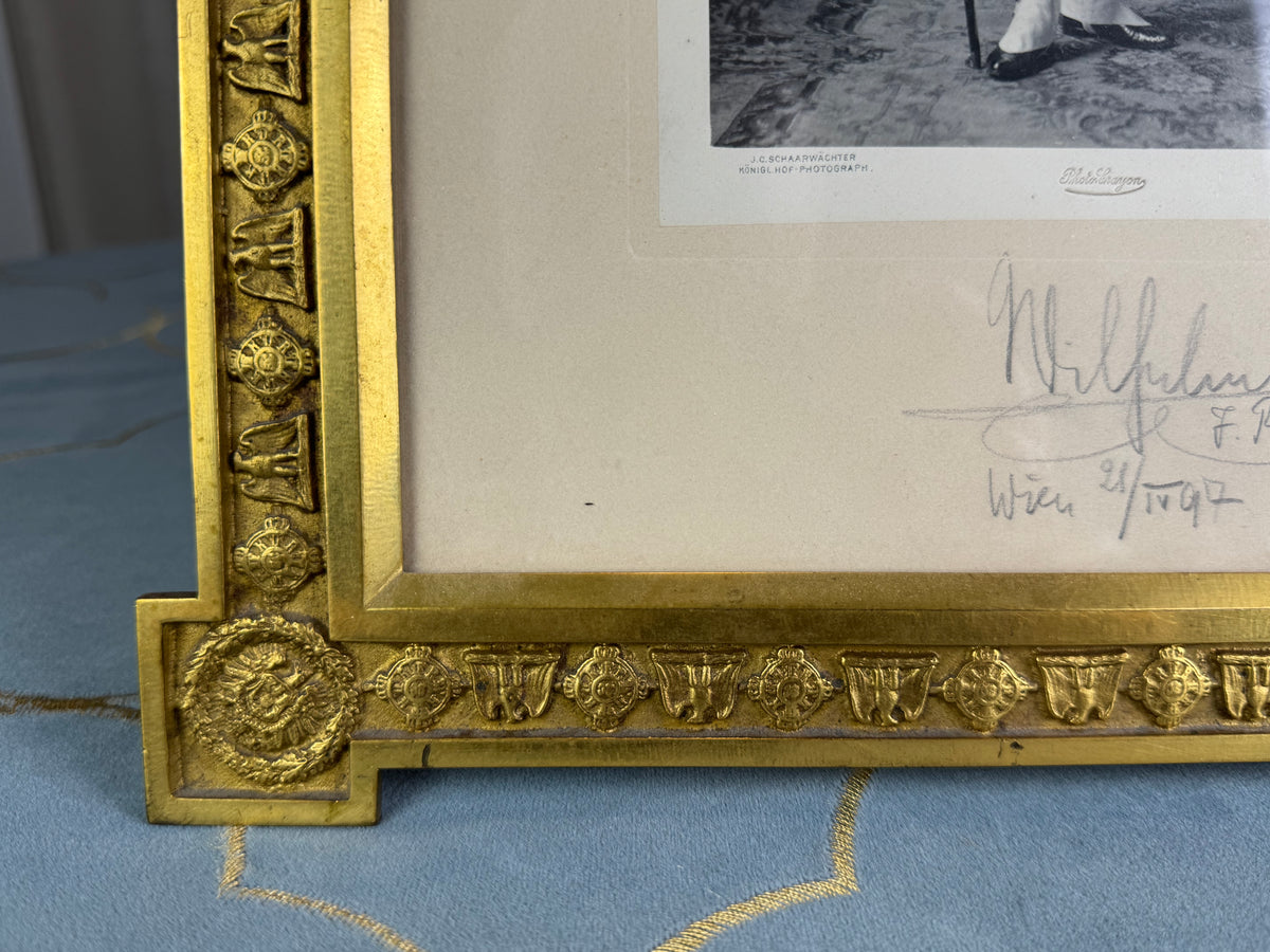 Großer feuervergoldeter Geschenkrahmen mit Widmungsportrait von Kaiser Wilhelm II., 1897