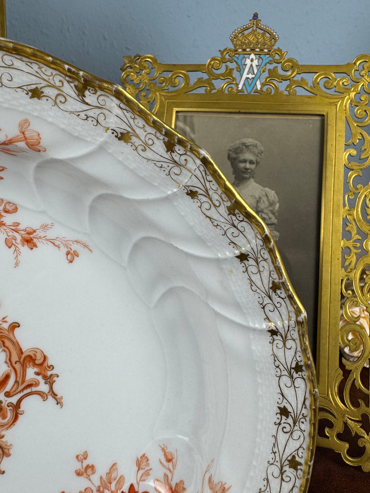 Plat de service rond en porcelaine de Néo-Osier, Kaiser Guillaume II, daté de 1895