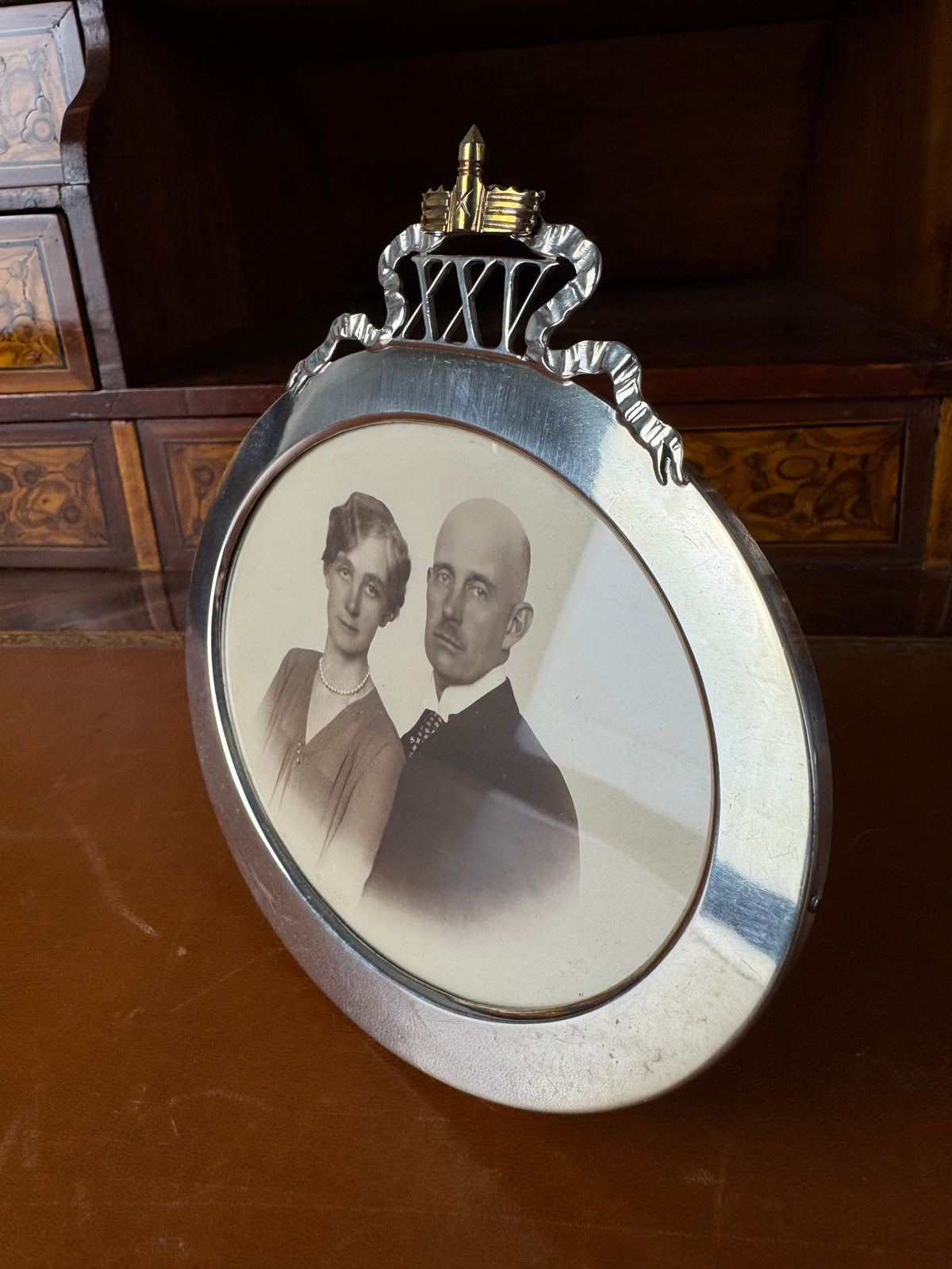 Silberrahmen zur Silberhochzeit von Großherzog Friedrich Franz IV. von Mecklenburg-Schwerin und Alexandra von Hannover, gefertigt von R. Ratfisch