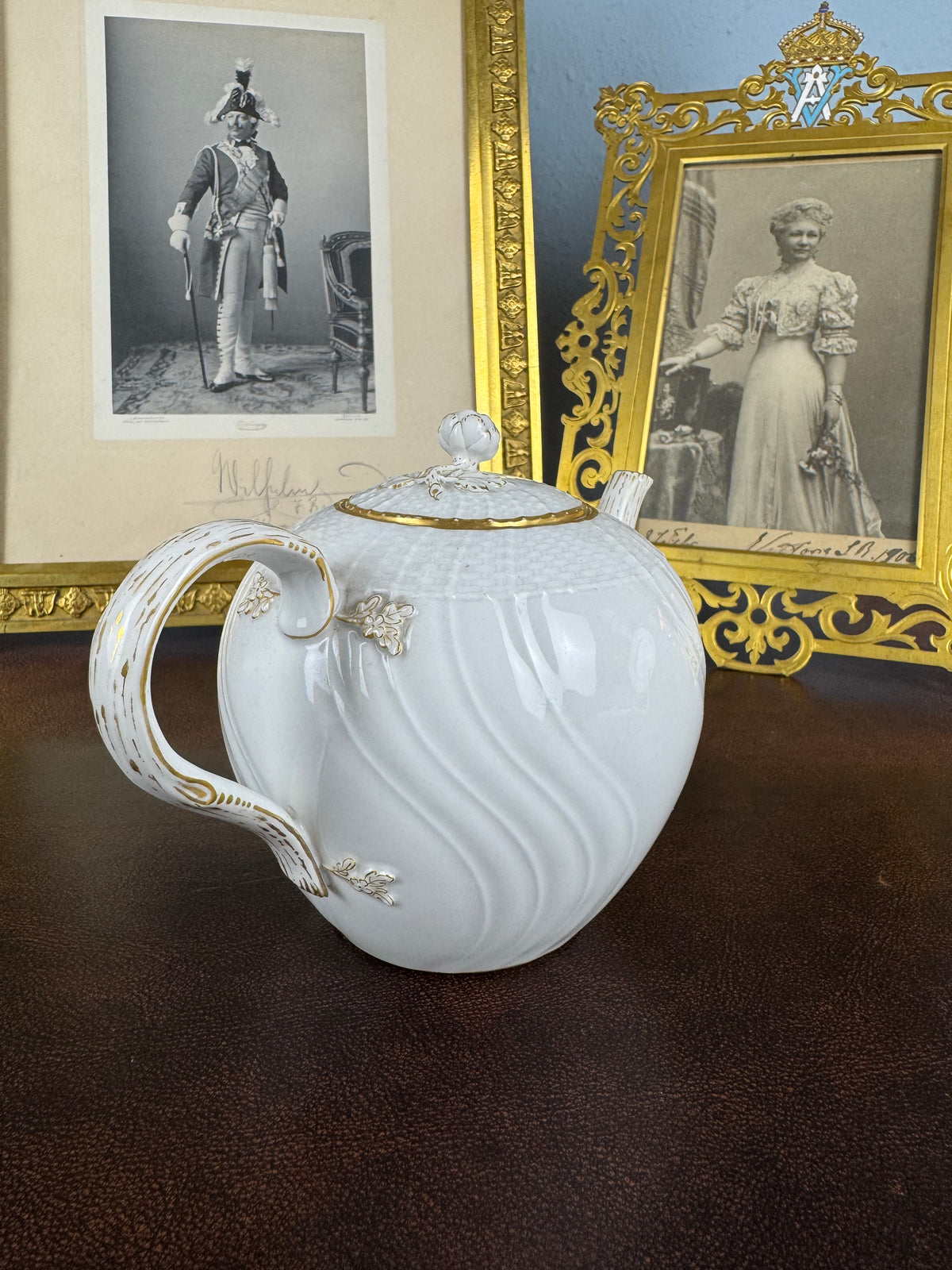 Neuosier Teekanne, Kronprinz Wilhelm von Preußen, datiert 1905 und 1906