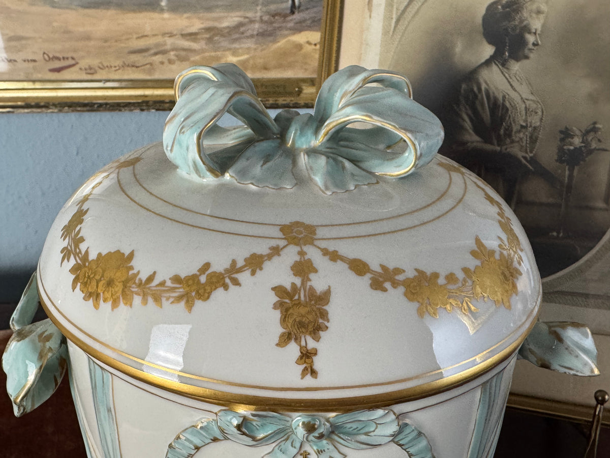 Deckelvase mit Monogramm der Kaiserin Auguste Victoria, KPM Berlin, um 1910