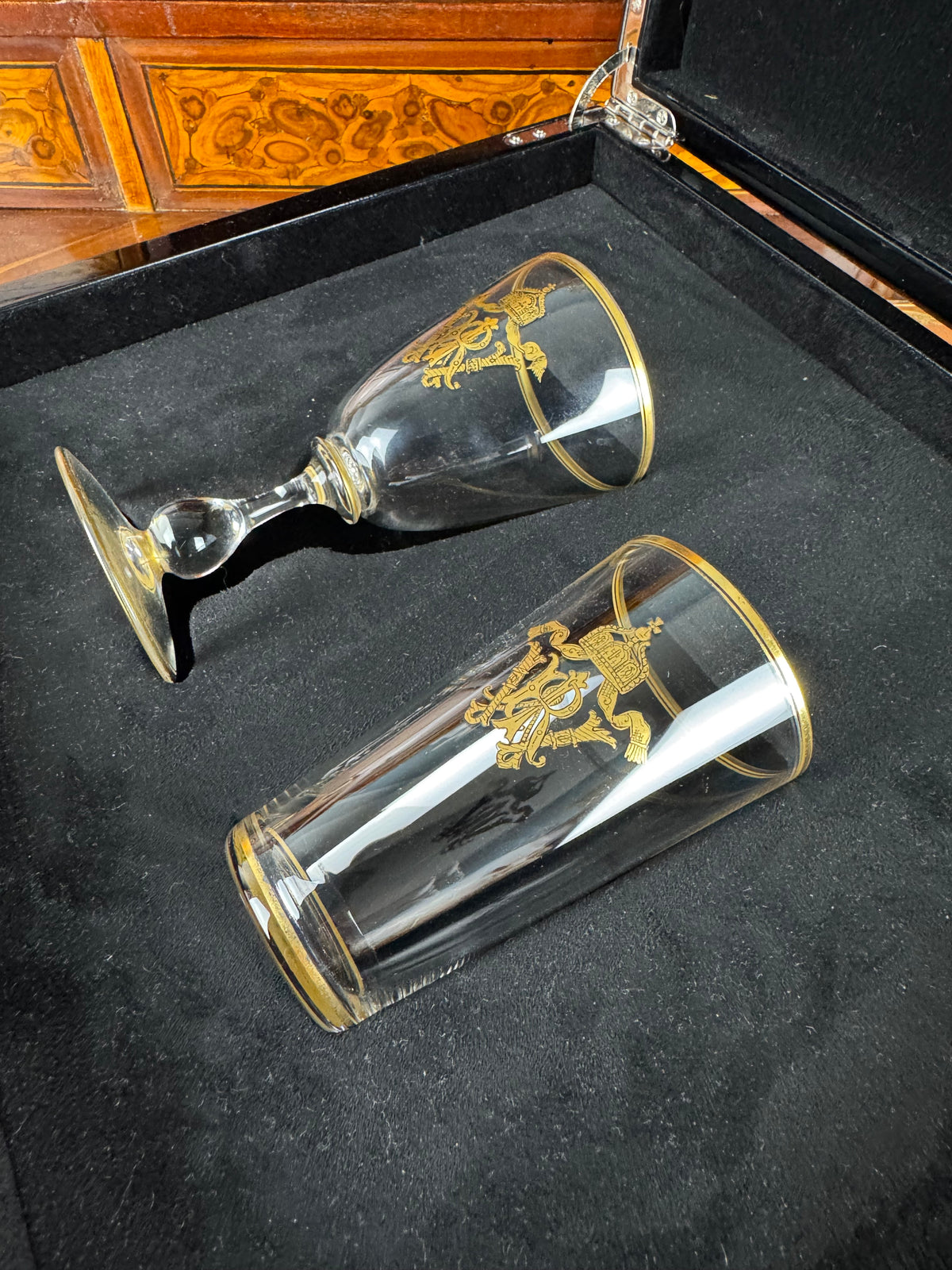Kaiserliches Wasserglas und Portweinglas Wilhelm II. mit IRW Monogramm und Kaiserkrone in Klavierlackschatulle um 1900
