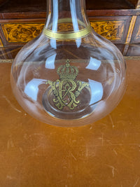 Antike Weinkaraffe der Kaiserzeit mit vergoldetem WR-Monogramm von Kaiser Wilhelm II., originalem Glasstopfen und Goldstaffage