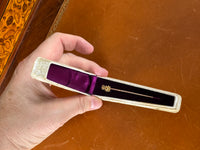 Anstecknadel aus 585 Gold mit Monogramm VSM unter Krone im Etui von Hofgoldarbeiter Carl Bleyer Meiningen, um 1890