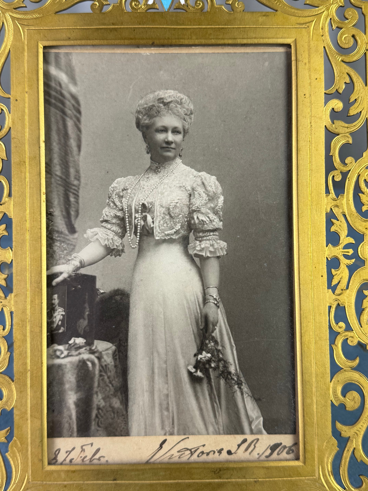 Feuervergoldeter Geschenkrahmen mit Portrait von Kaiserin Auguste Victoria, 1906