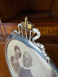 Silberrahmen zur Silberhochzeit von Großherzog Friedrich Franz IV. von Mecklenburg-Schwerin und Alexandra von Hannover, gefertigt von R. Ratfisch