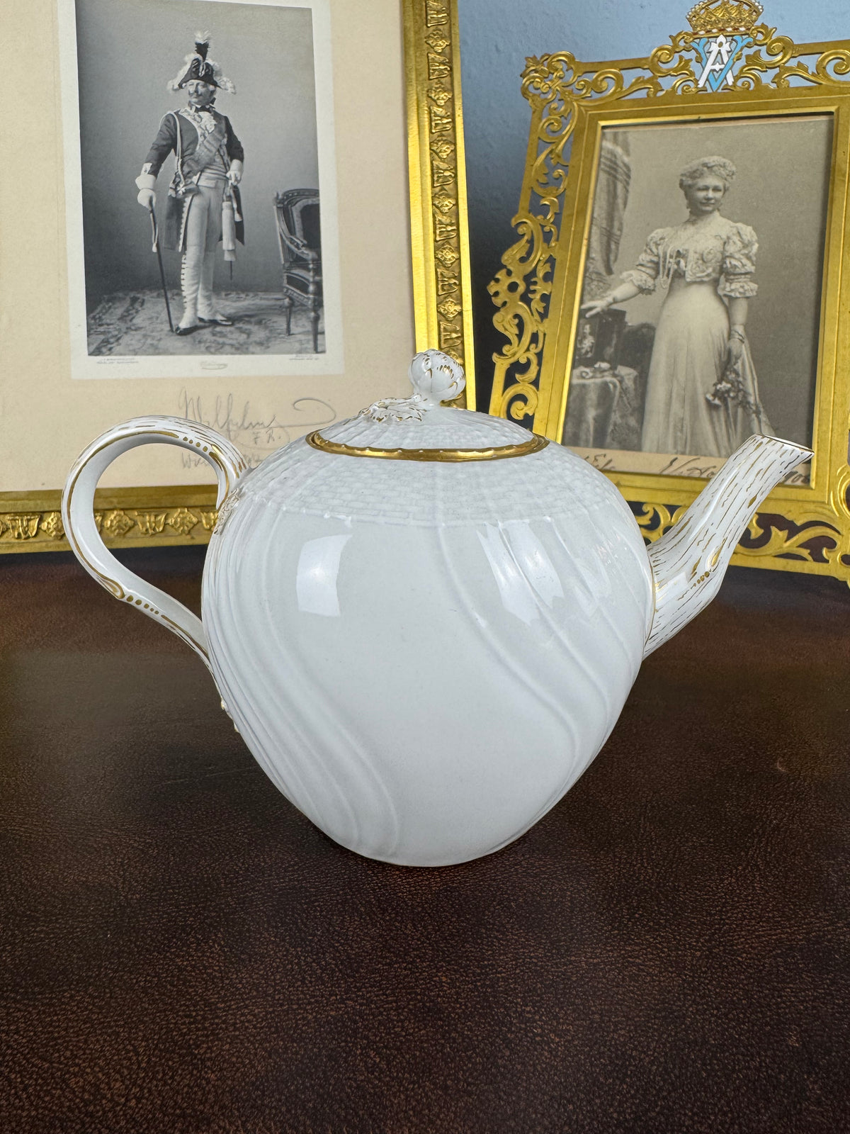 Neuosier Teekanne, Kronprinz Wilhelm von Preußen, datiert 1905 und 1906